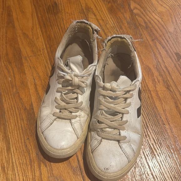 Veja Shoes - Well Worn Black and white vejas